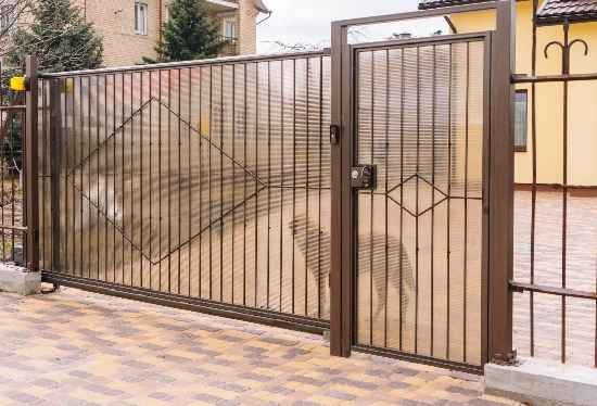 Купить ворота из профлиста с элементами ковки, с металлическими столбами в рамке или под дерево в мирном от 153675 руб